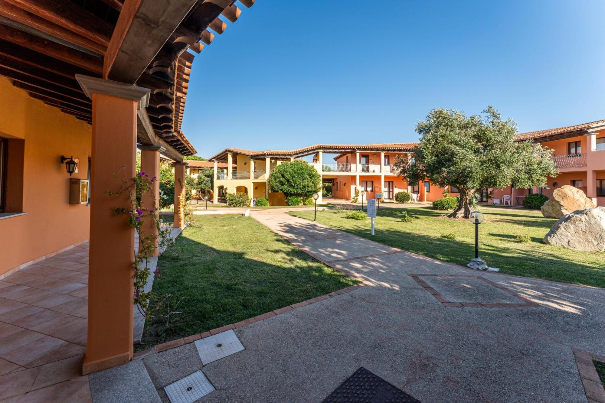 Vignola Mare Residence Baia Dei Mirti מראה חיצוני תמונה